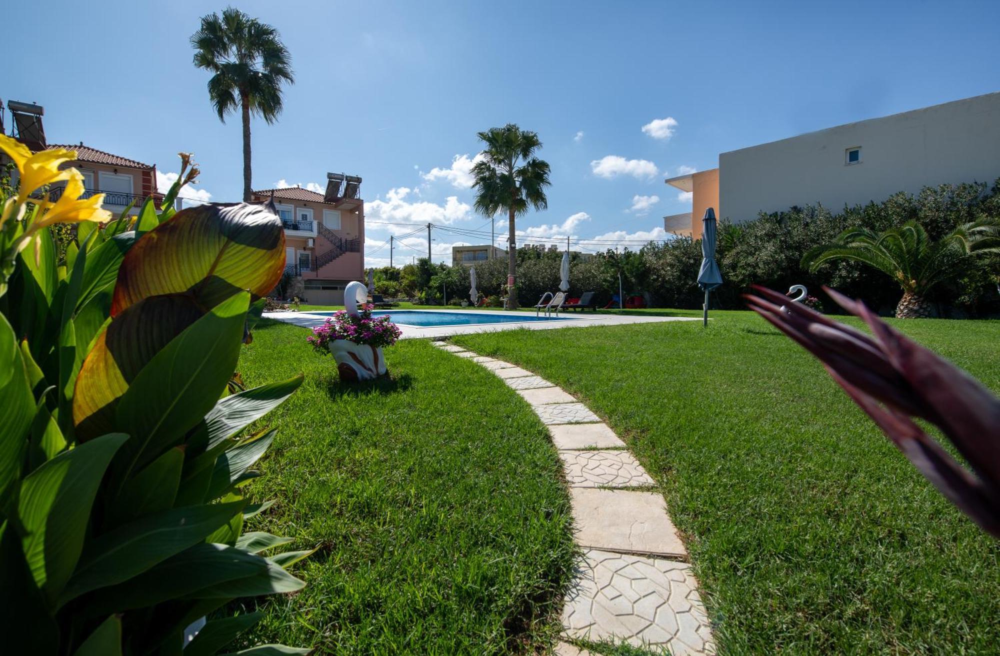 Socrates Holidays Apt. 2 With Pool Near The Beach Platanés المظهر الخارجي الصورة