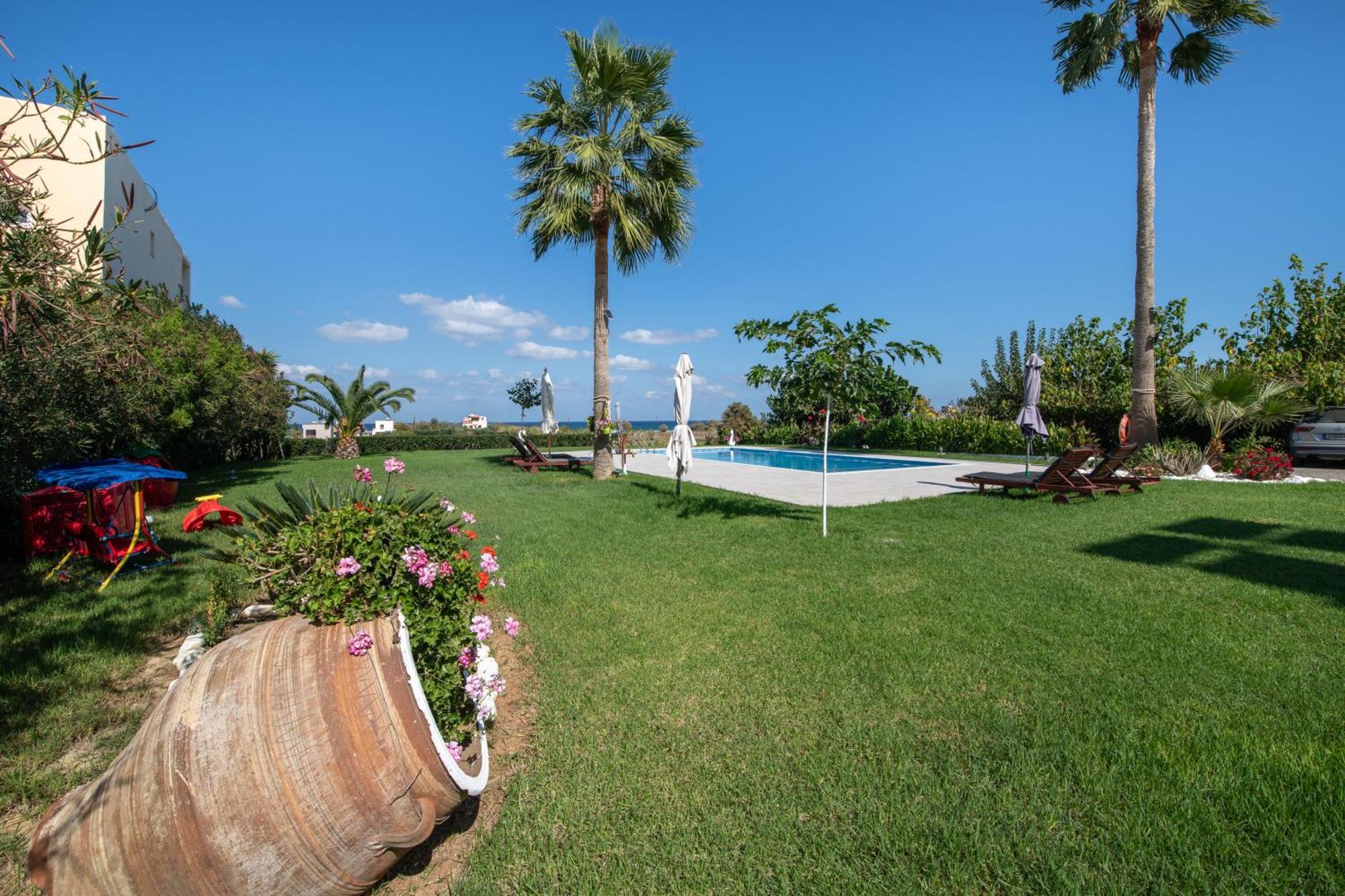 Socrates Holidays Apt. 2 With Pool Near The Beach Platanés المظهر الخارجي الصورة