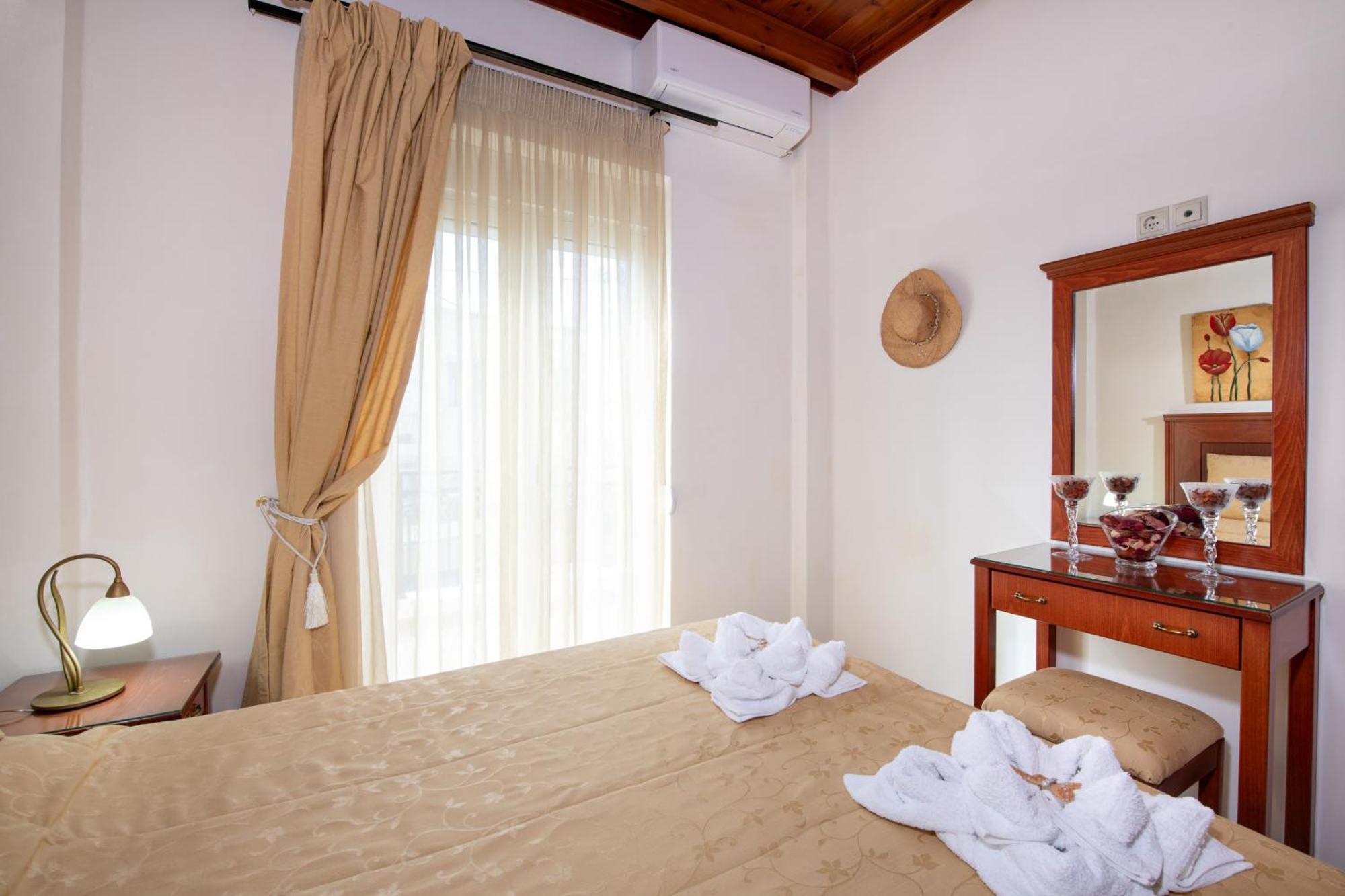 Socrates Holidays Apt. 2 With Pool Near The Beach Platanés المظهر الخارجي الصورة
