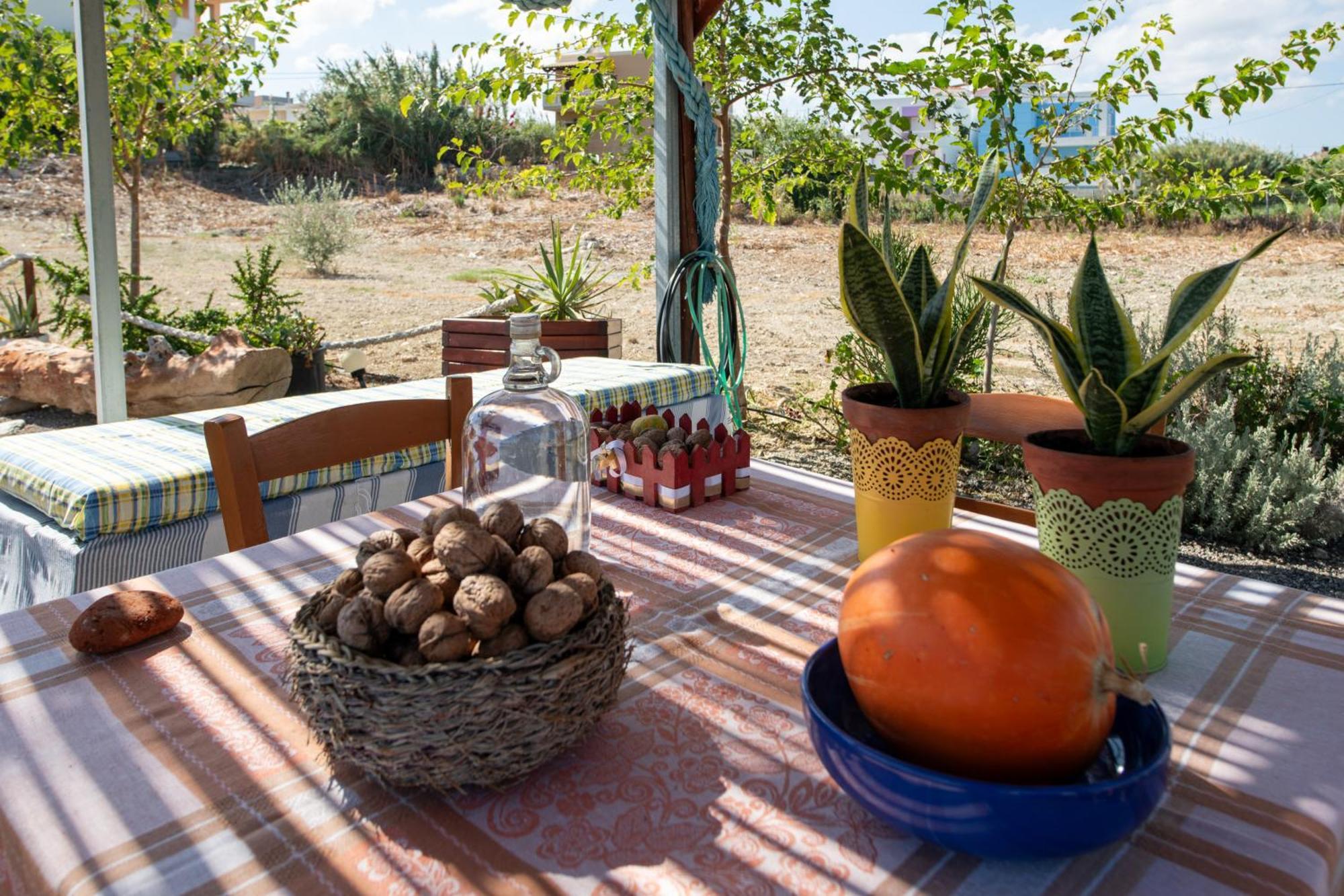 Socrates Holidays Apt. 2 With Pool Near The Beach Platanés المظهر الخارجي الصورة