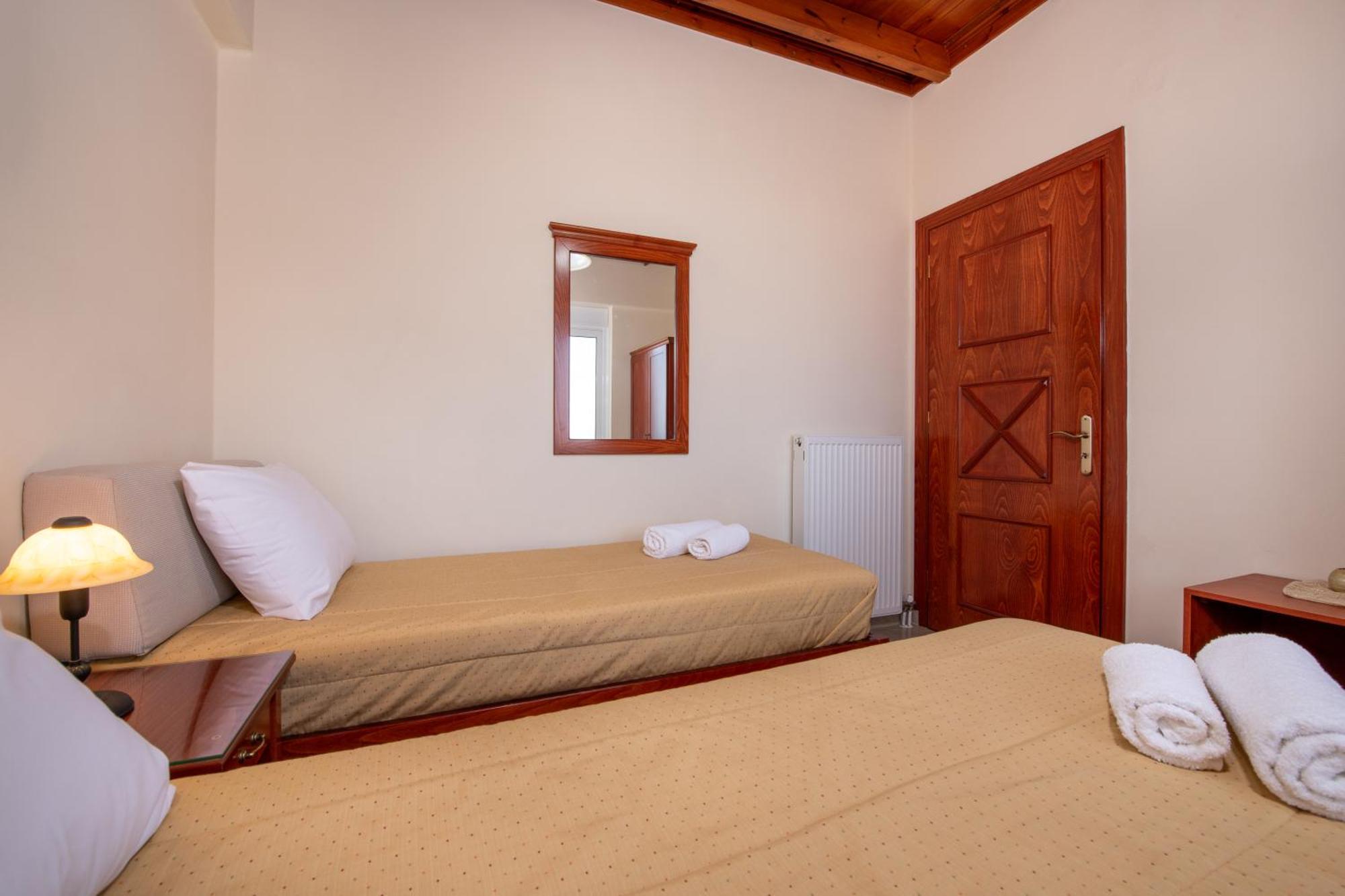 Socrates Holidays Apt. 2 With Pool Near The Beach Platanés المظهر الخارجي الصورة