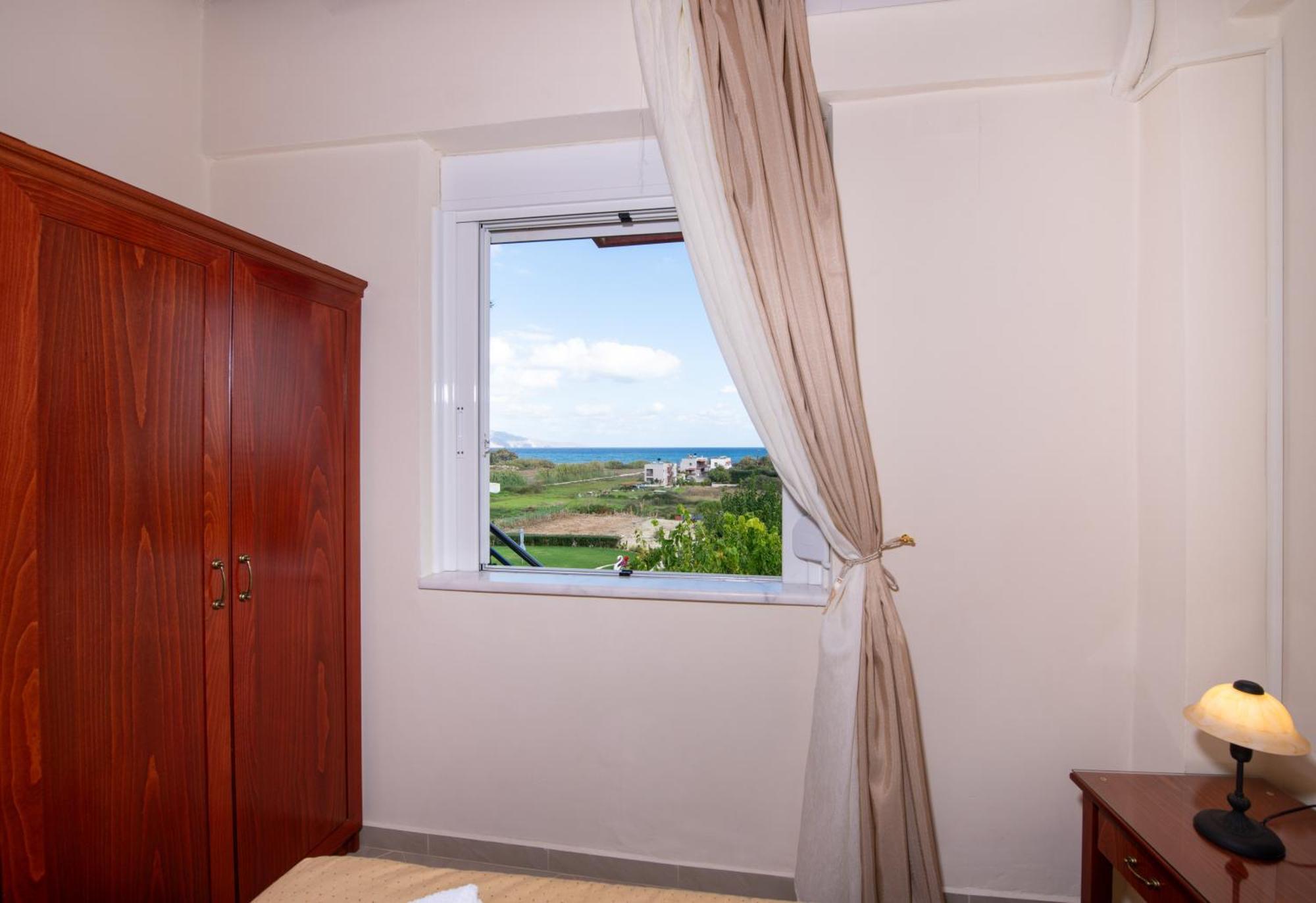 Socrates Holidays Apt. 2 With Pool Near The Beach Platanés المظهر الخارجي الصورة
